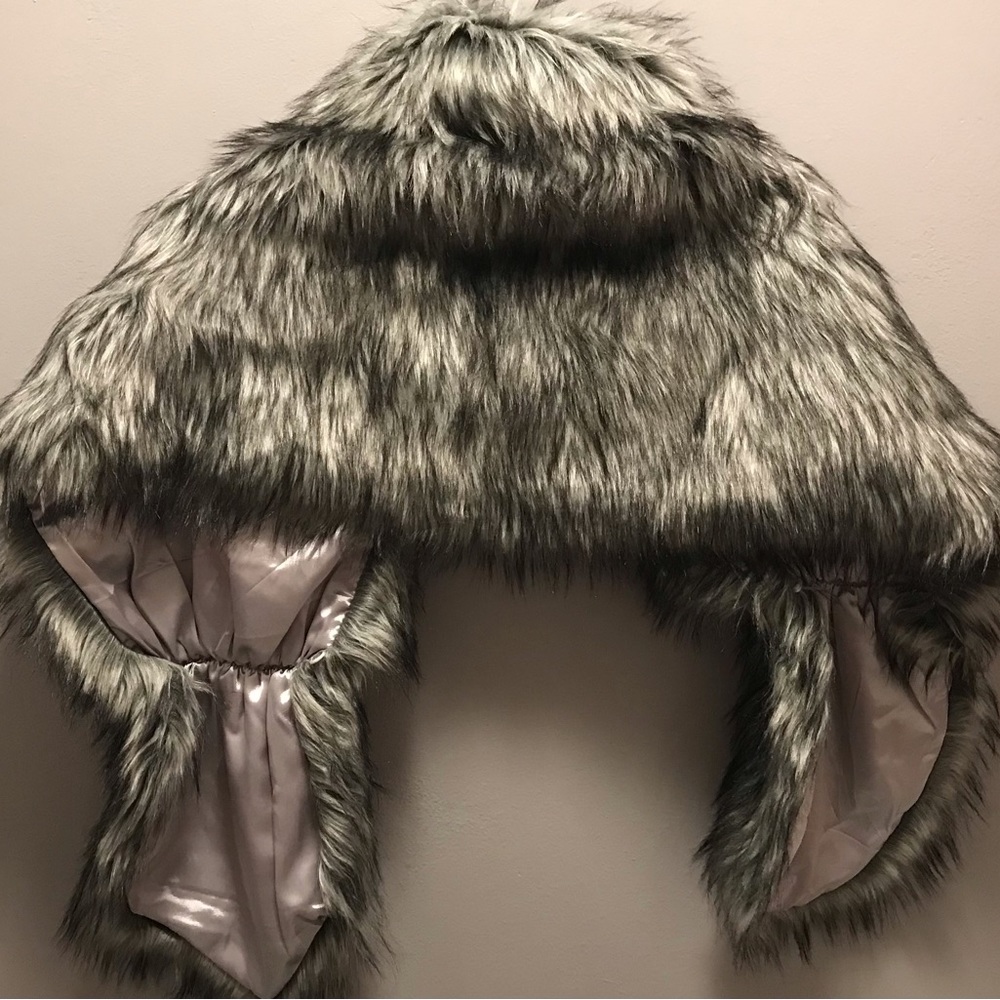 Gorgeous gray faux fur wrap. - Picture 4 of 5